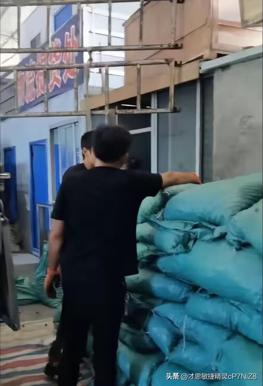 广西桂林，男子进了90吨夏威夷果，价值450万，办完所有通关手续后，准备运到内地