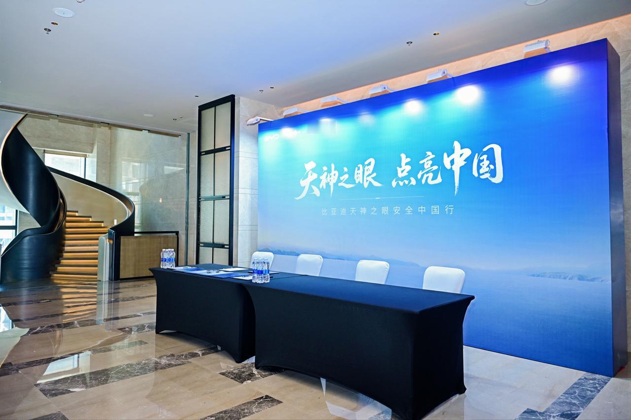 汽车产业正经历从电动化向智能化转型的关键时期，身为“中国制造”代表的比亚迪，自然