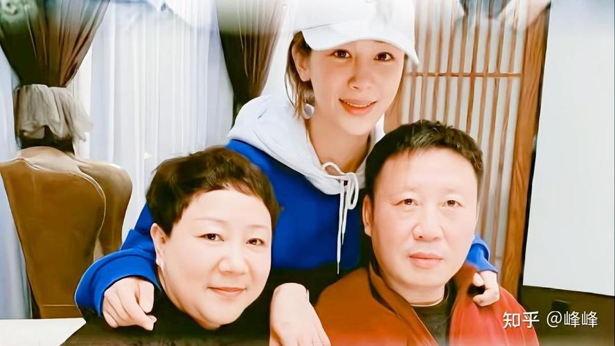 杨紫白玉兰庆功宴的全家福温情满满。她手捧奖杯站在中间，卸下荧幕光环，眉眼温柔，尽