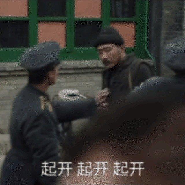 胡军归队上演伪装者看胡军在《归队》上一秒是街头 乞讨的破 衣人，下一秒就变身气场