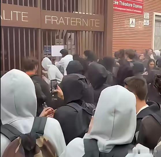 法国学生这次提出的理由太奇葩了
 
法国高中生抗议风波里，学生的诉求令人咋舌：“