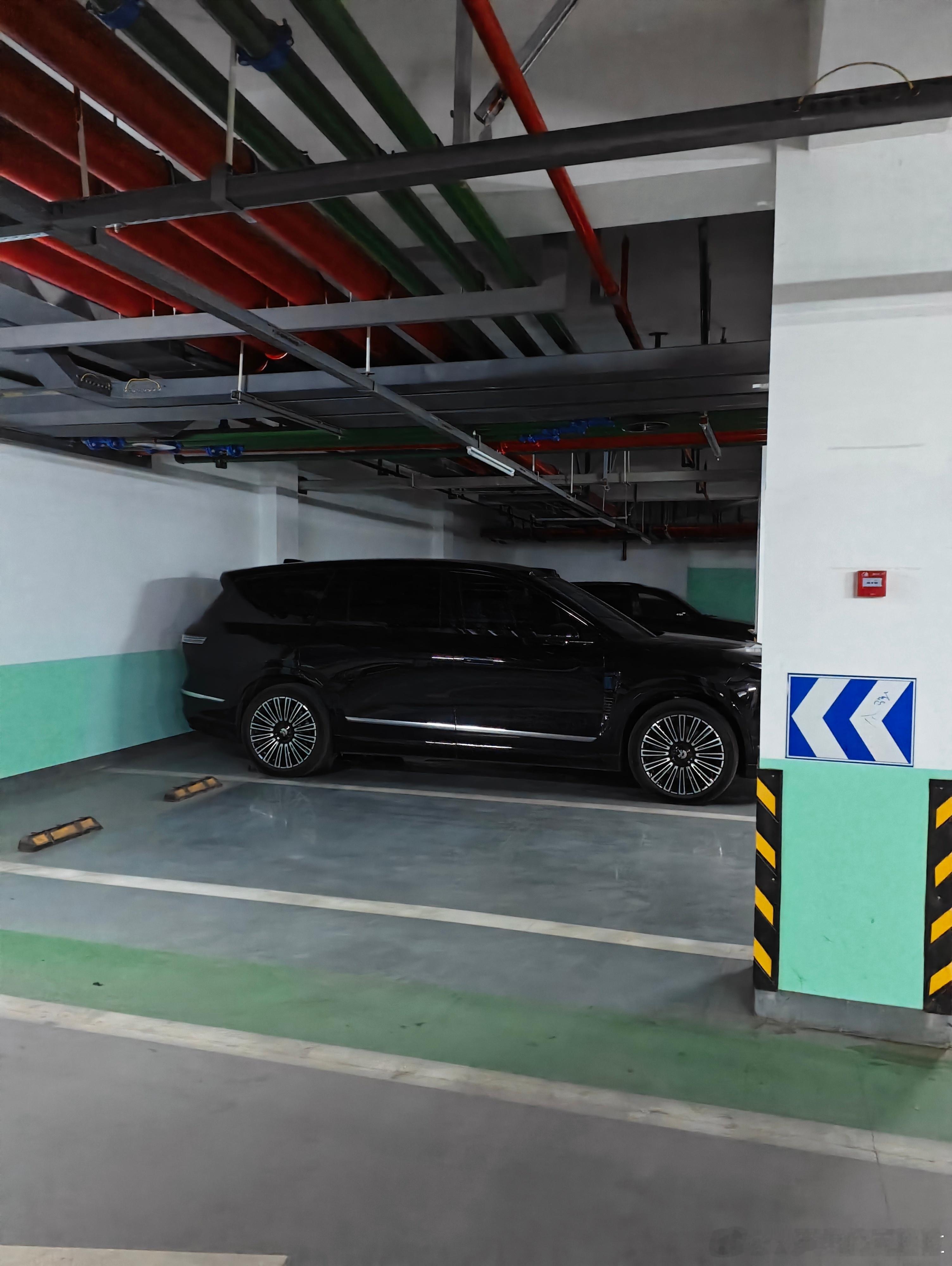 今日杭州万象城观察：每半径 20 车位约横跨 1-2 字母停车区（经常逛商场应该