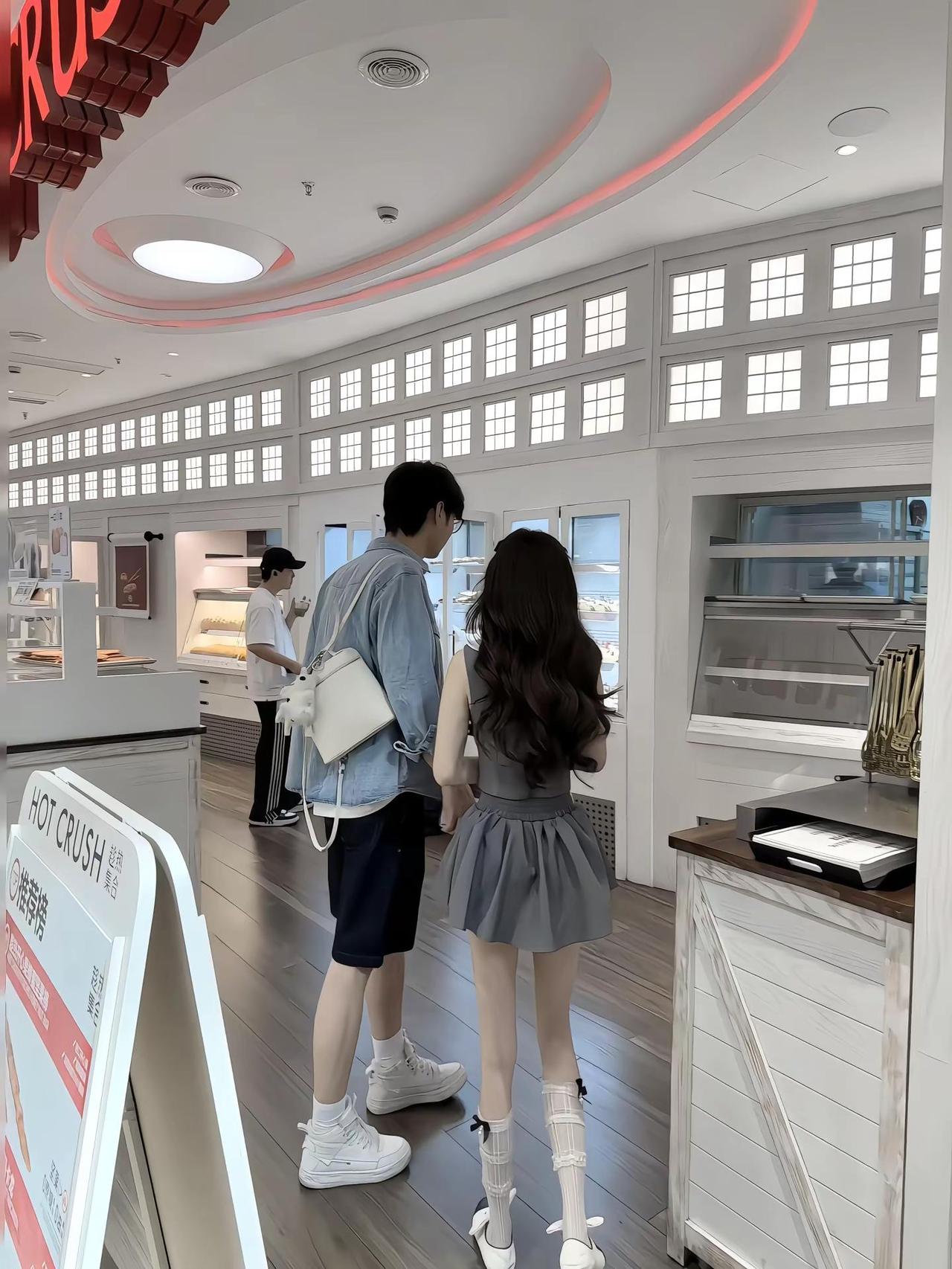 幸福是能在一个人身上 找到爱人和挚友。梨形身材的春夏穿搭 和男朋友逛街 逛街oo