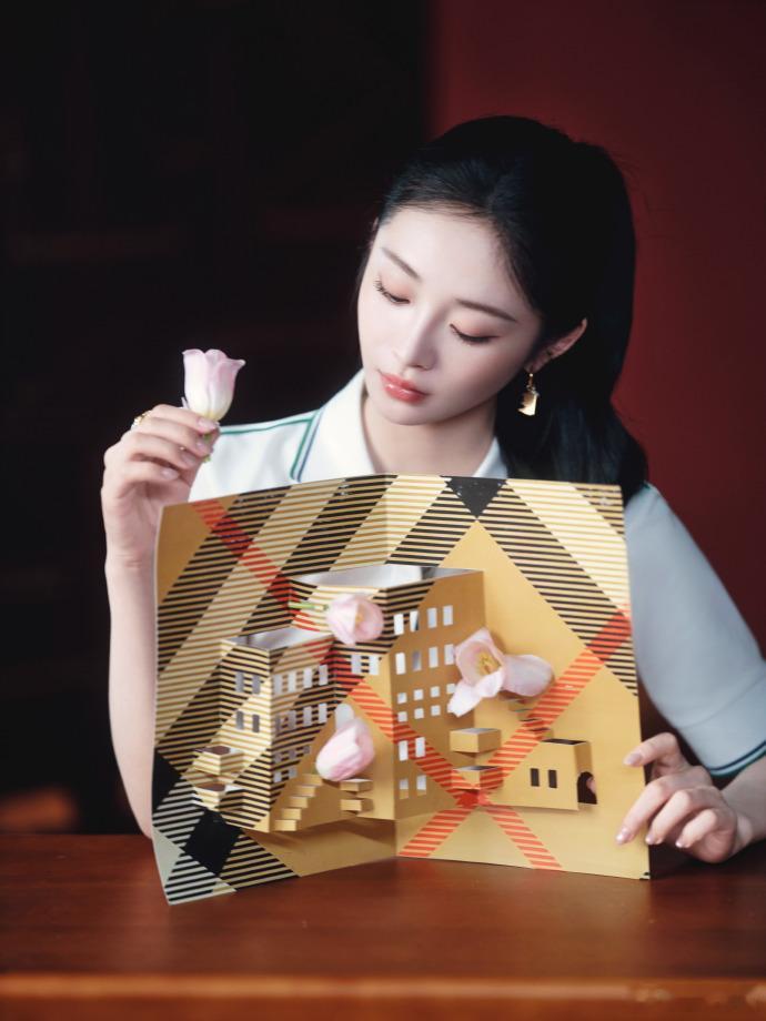 周洁琼小头小脸周洁琼完美的小头小脸 女娲炫技的颜值真的是值得全肯定，周洁琼小头小