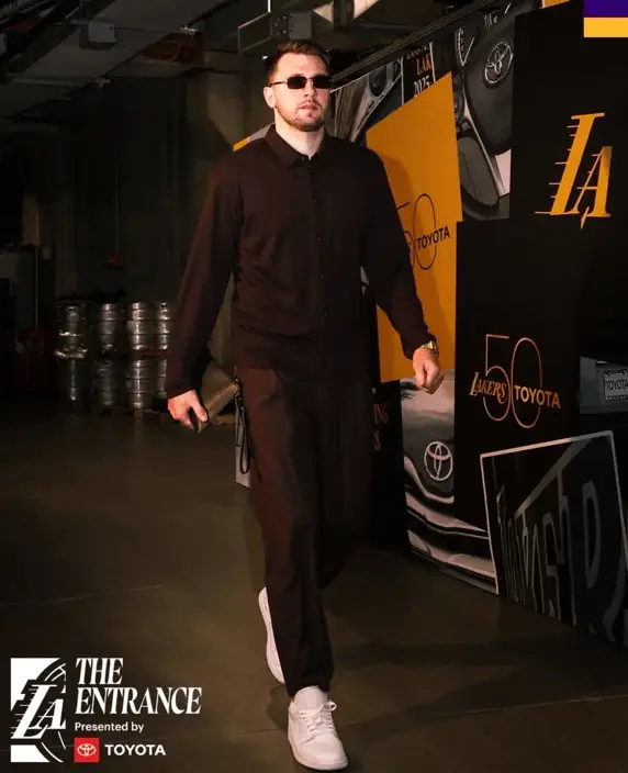 今日穿搭MVP花落谁家？里夫斯主动退出这项竞争鹈鹕vs湖人洛杉矶湖人