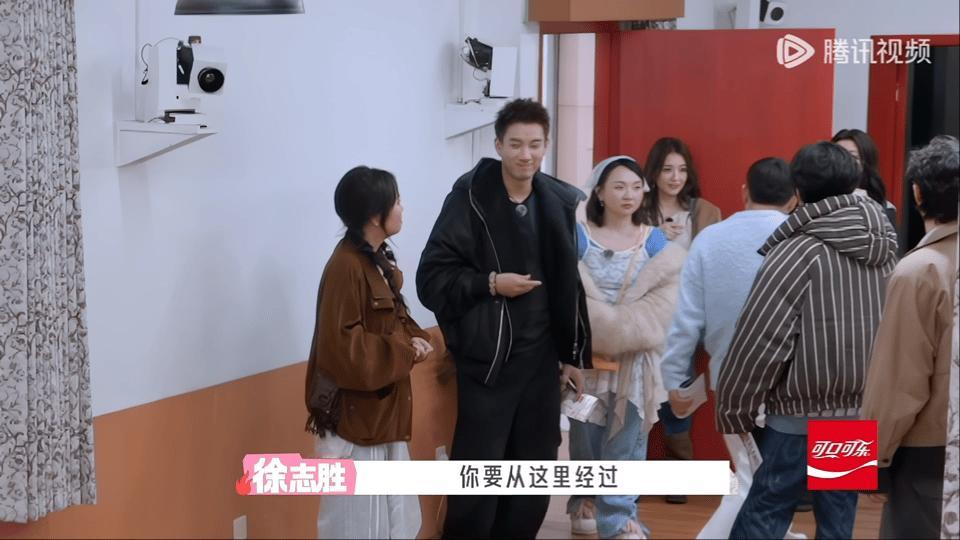 徐志胜疯狂暗示方媛不太方便在对方执意坚持自己想法之后，也没有过多强求，巧妙提出试