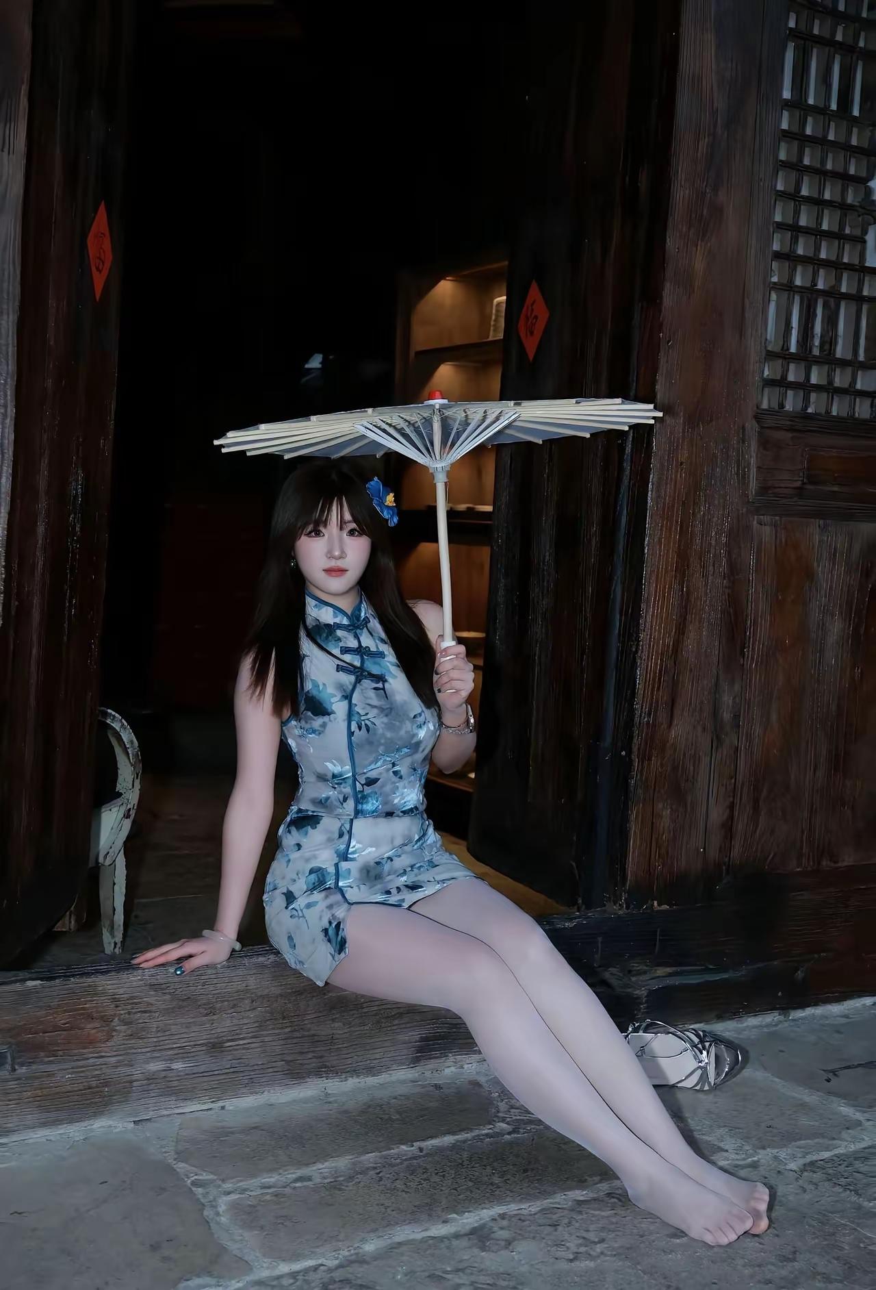 古风少女撑伞坐门阶，韵味十足！