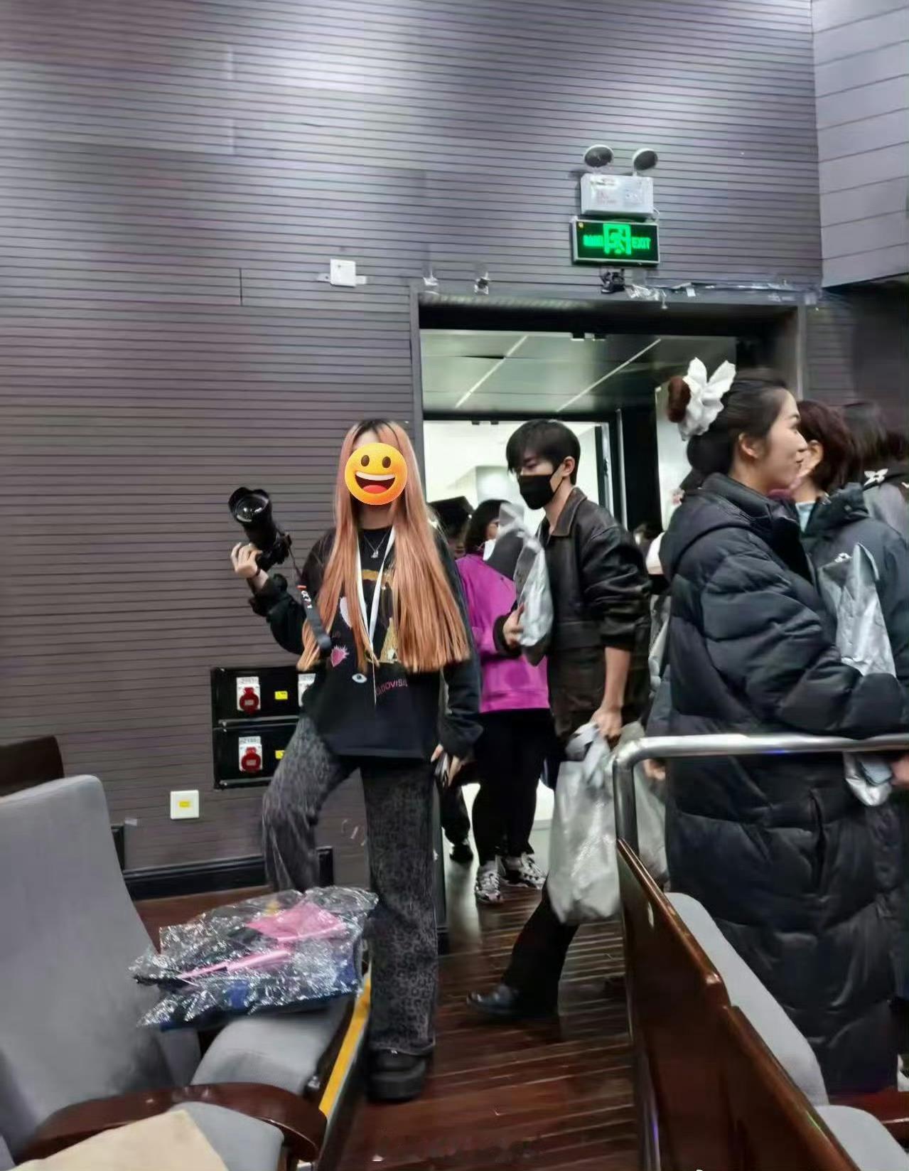 易烊千玺出席中戏补办毕业典礼中戏补办典礼迎来易烊千玺！迟到的仪式感终抵达，毕业遗