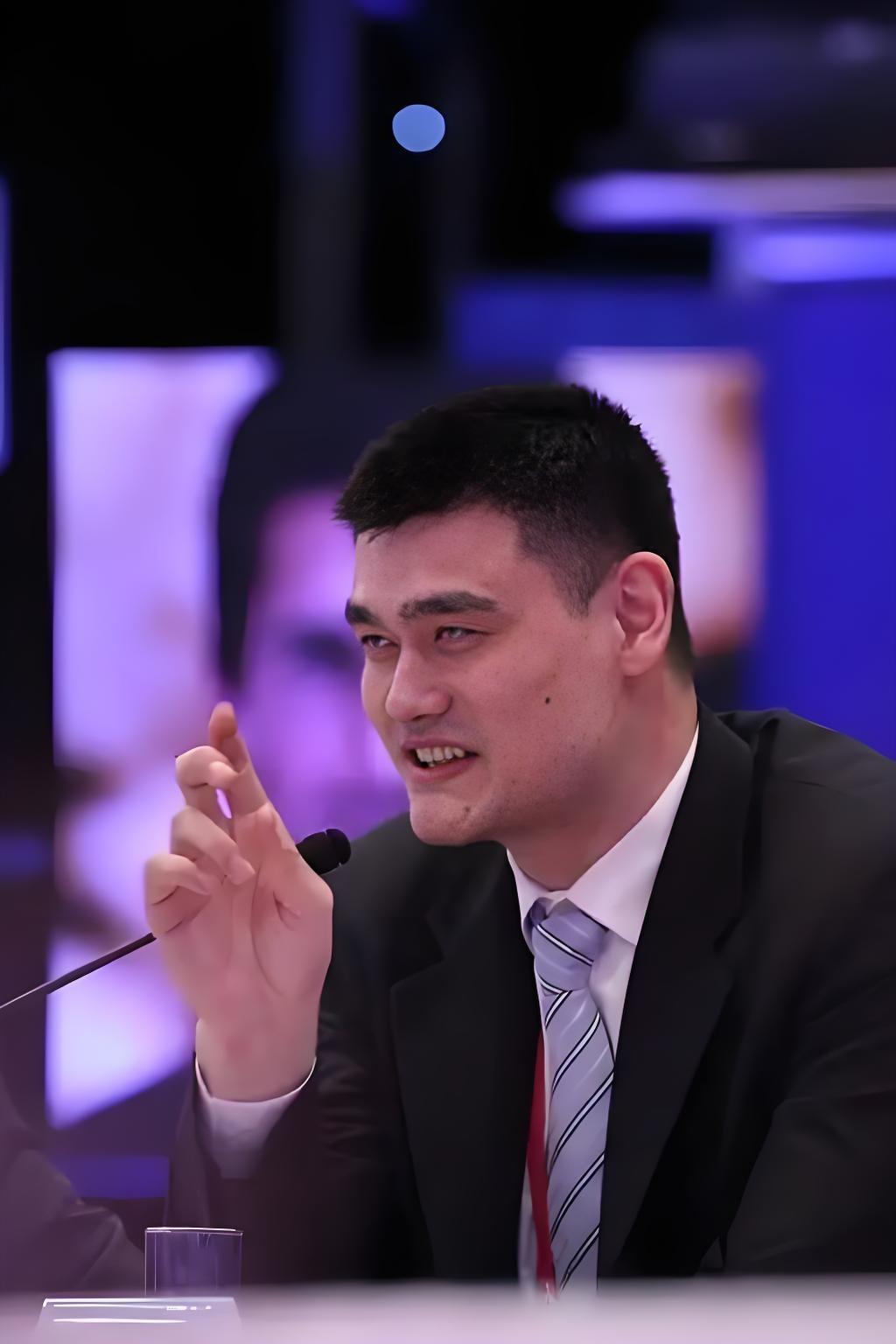 两届篮协工作的传承与发展！

上届姚明担任篮协主席时，十分接地气。他的办公场所仿