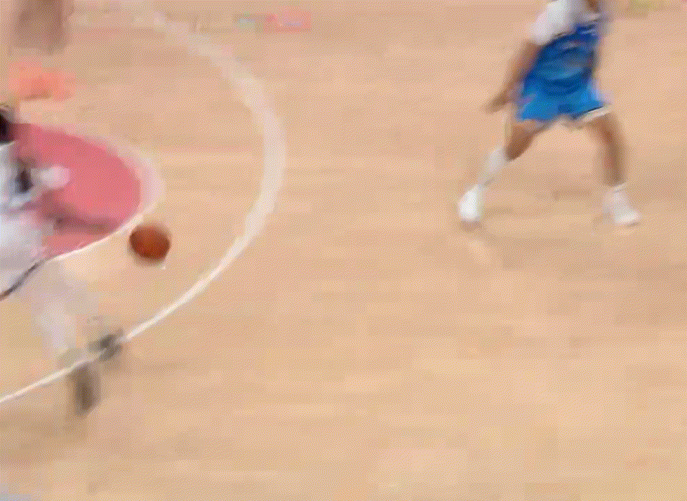 萨姆纳今晚无敌兴奋，有三分有突破，低位顶防成功，还能冲抢前场篮板，但光靠他一人完