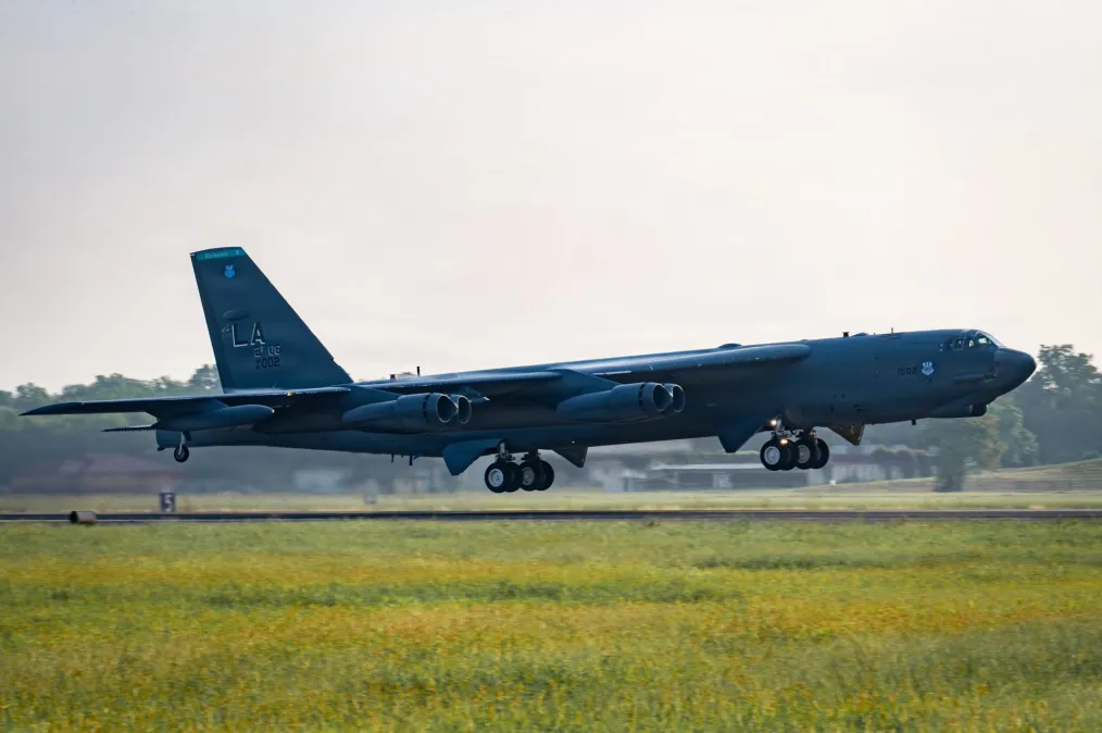 烽火问鼎计划 据空军官员称，上个月一架 B-52H 同温层堡垒轰炸机测试飞机坠毁