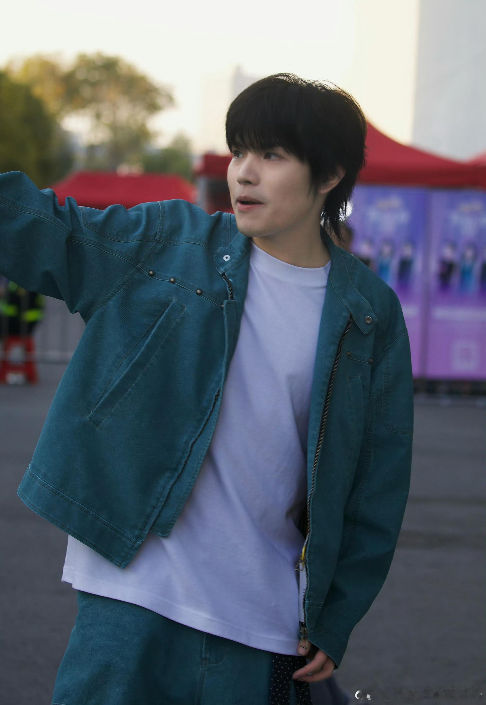 一个像沉稳的长者耐心教导，一个像活泼的小猴子到处蹦跶，课堂氛围既严肃又有趣，让人