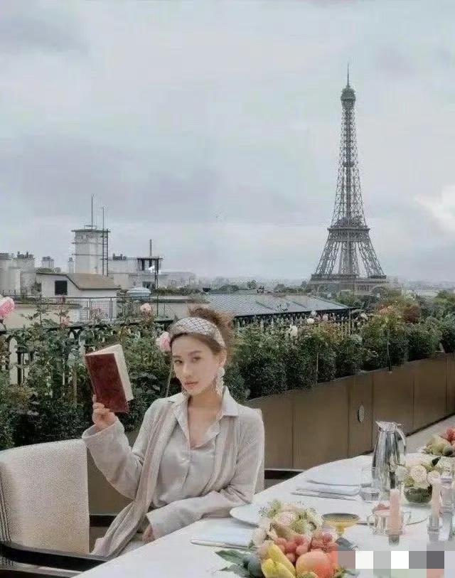 何超莲身着亲自设计的睡衣，气质出众，尽显优雅！不仅家境优渥，更才华横溢，堪称天赐