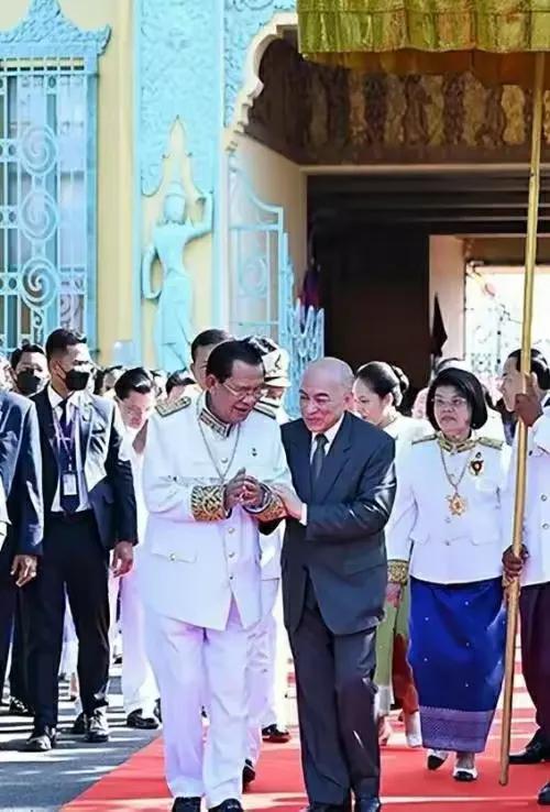 洪森亲王是全世界唯一能被国王搀扶的首相。这张相片可以算是历史相片了吧？表现柬埔寨