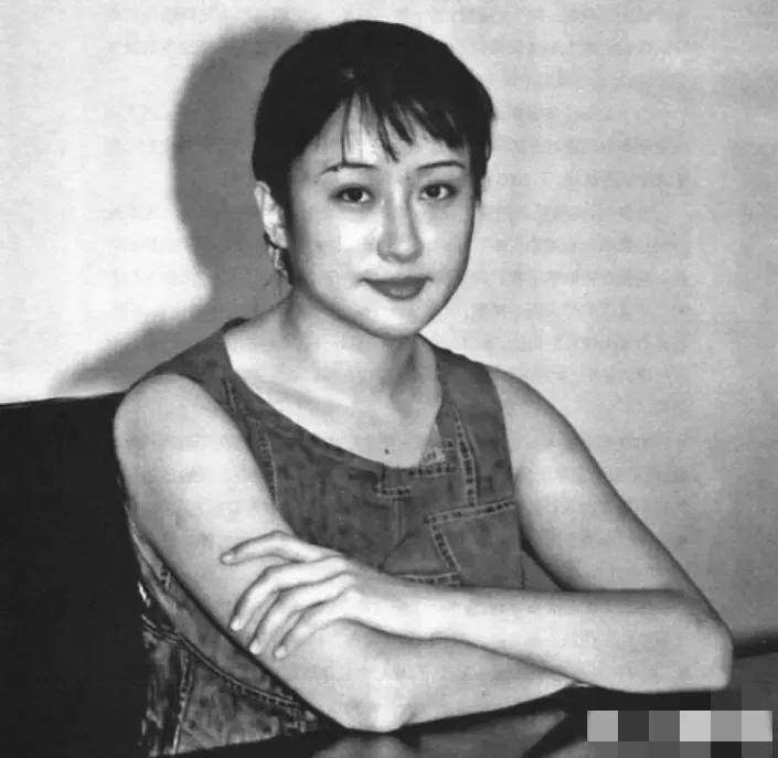 2001 年，空姐杨旸与有妇之夫郭介明相会，二人温存过后，随即发生冲突，冲突的结