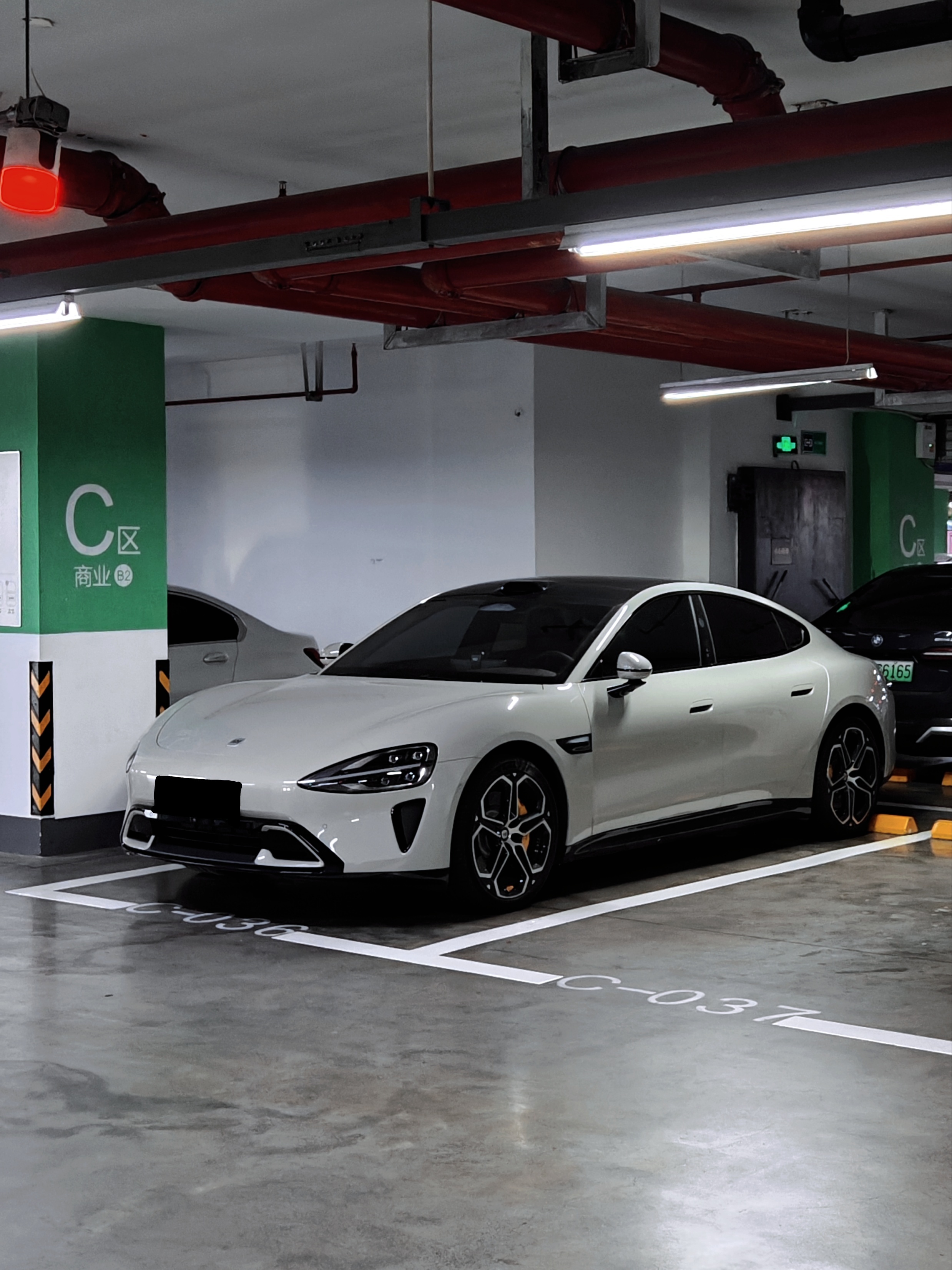 有时候觉着吧假如小米造小车车应该就是五菱缤果这样设计语言有点像的[并不简单]小米