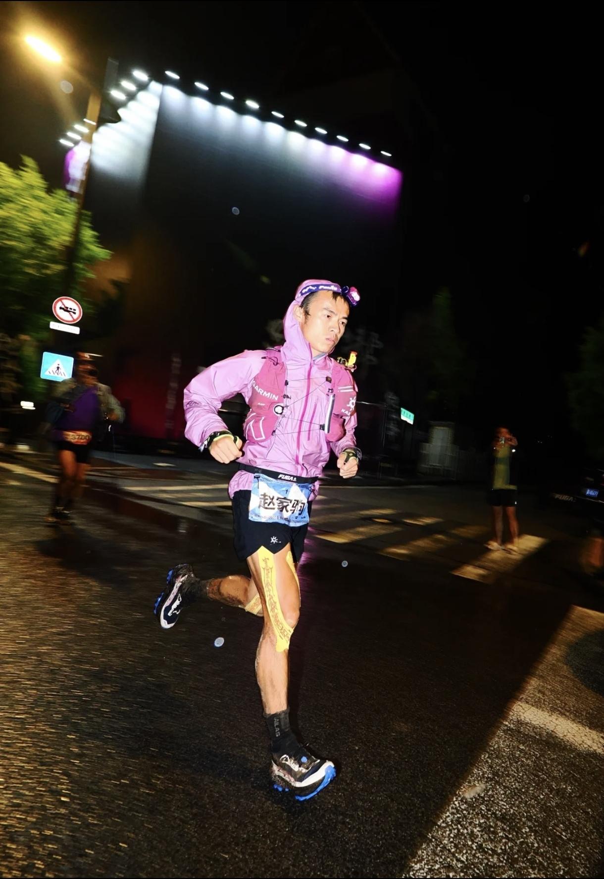 赵家驹再次征服崇礼168公里越野赛道。
耗时19小时01分28秒拿下冠军，顺利斩