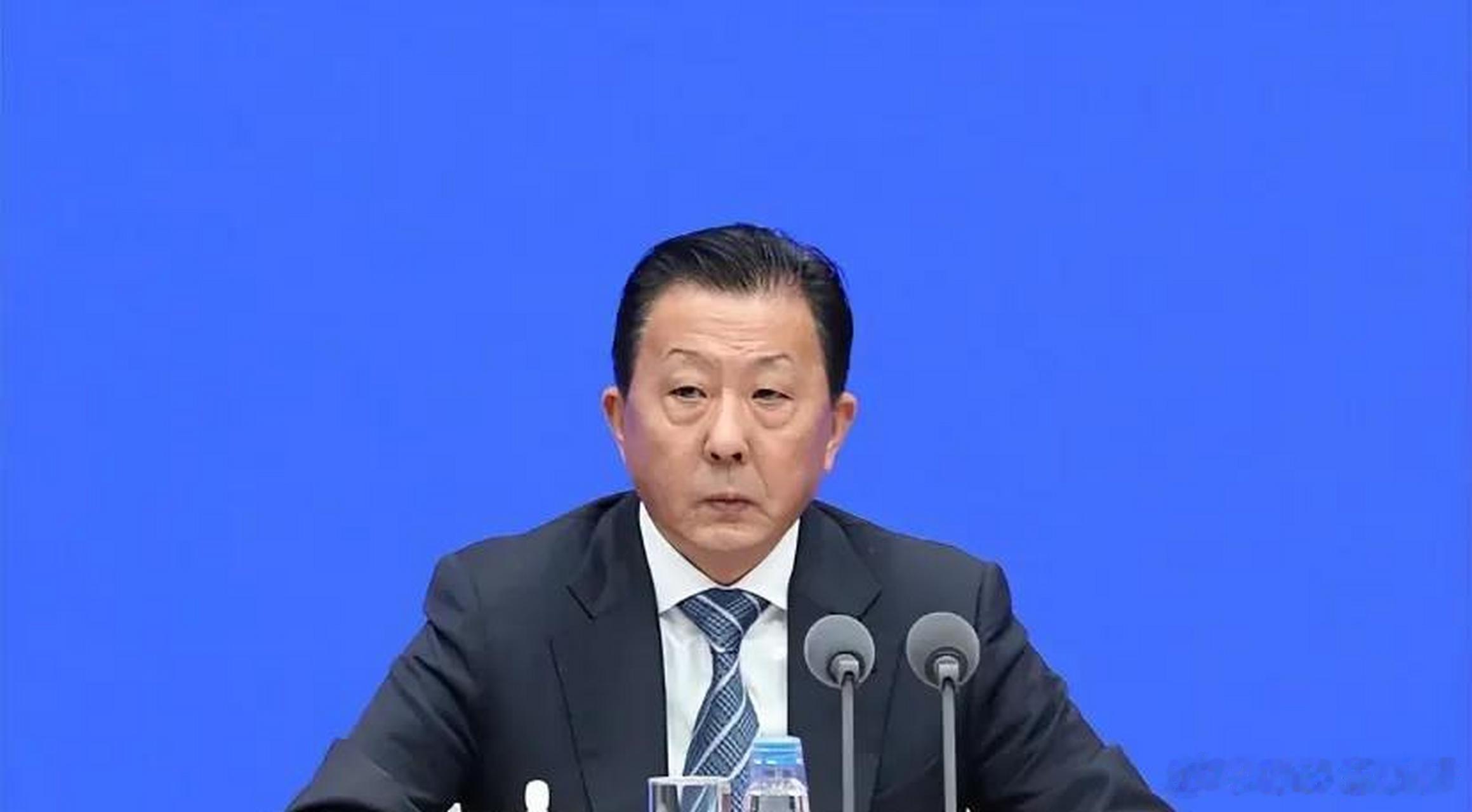 李颖川今天被正式免去体育总局副局长职务，出生于1960年的李颖川此番属于到龄退休