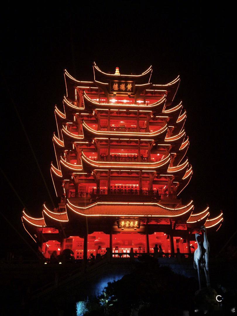 李宇春去武汉也忍不住吃吃吃 江城美食的诱惑力无人能挡！早前偶遇游览黄鹤楼灯光秀，