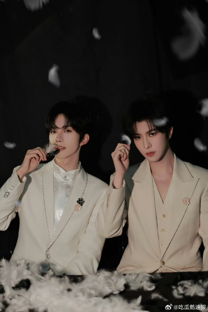 黄星邱鼎杰羽毛合照邱鼎杰黄星丘比特之箭 羽毛飘落，爱意朦胧，邱鼎杰与黄星的合照里