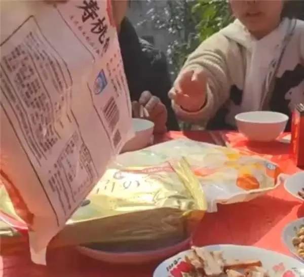 预制菜“席卷”四川农村酒席，宾客自助拆袋成席间奇景！
——2月17日，四川泸州一