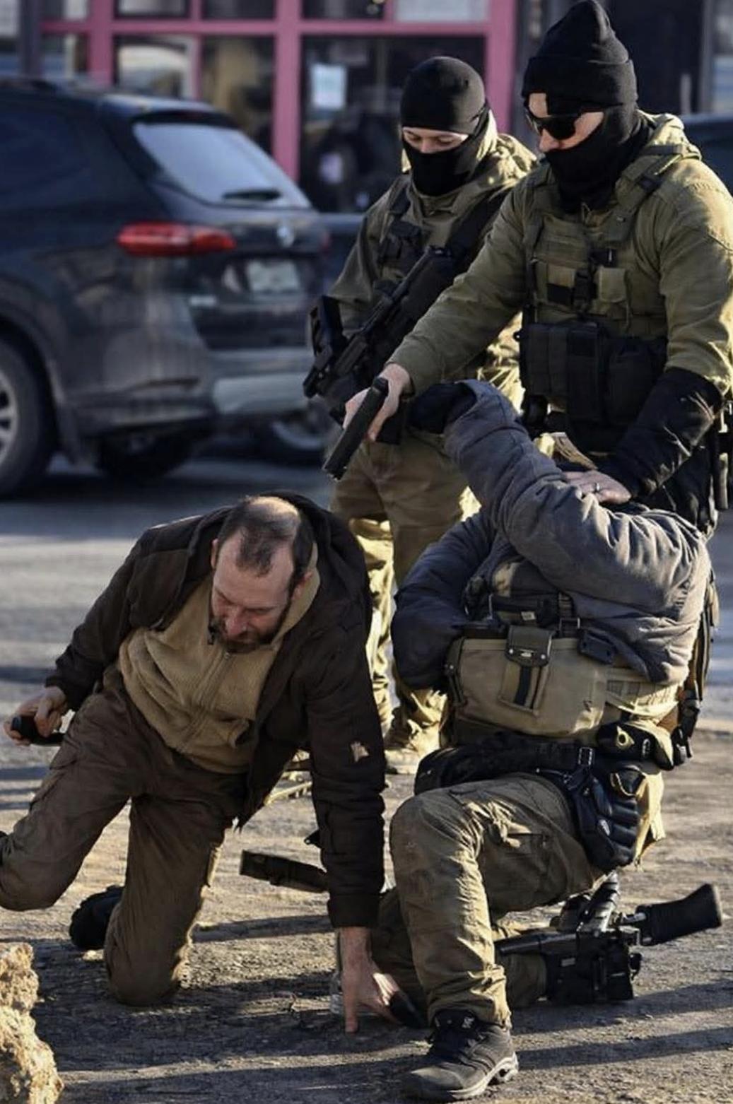 图一是ICE，图二是明州的国民警卫队。

差别不要太明显了。

前者属于美国联邦