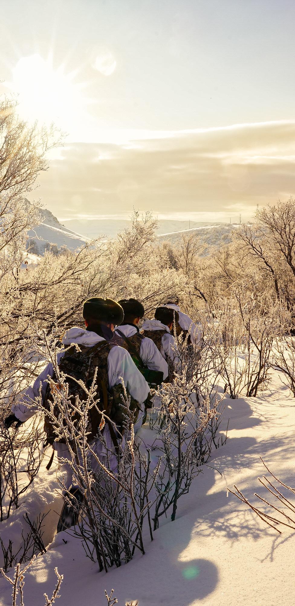 【踏雪巡边，山河无恙！】当雪花悄然飘落边防线上，一群“移动的界碑”正踏雪前行，用
