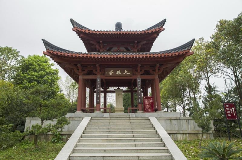 天生我材，千金可复
当月光盈满酒杯，李白挥笔写下“天生我材必有用，千金散尽还复来