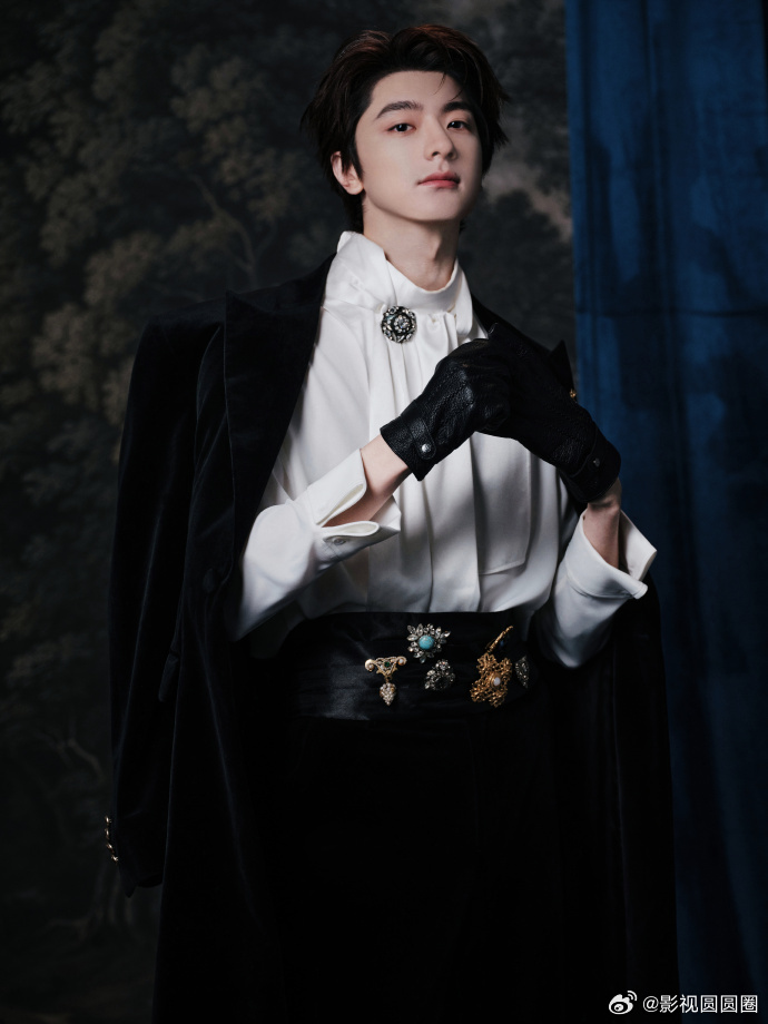 林一VOGUE黑白王子玫瑰、烛火与古堡布景，搭配VOGUE盛典林一的黑白王子造型