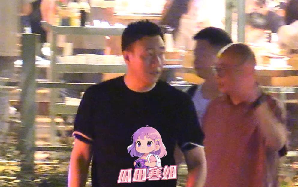瞿颖深夜聚餐双手拿酒瓶好豪放瞿颖的性格真是太豪爽了。瞿颖与李乃文、胡军参加聚餐。