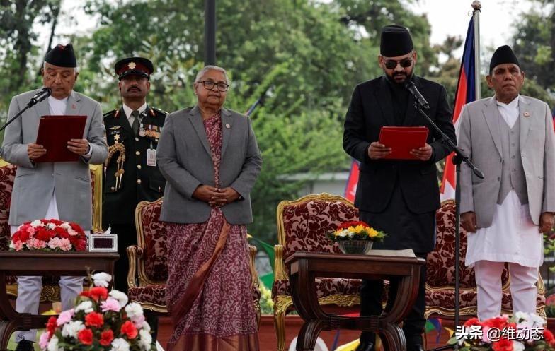 尼泊尔新总理巴伦德拉·沙阿宣誓就职

尼泊尔总统鲍德尔3月27日在加德满都总统府