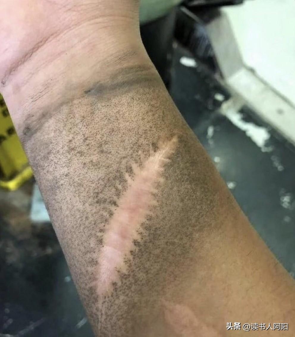 当你那天干活累的蓬头垢面，对着镜子看着到自己满脸的尘土，那我要恭喜你了！

你的