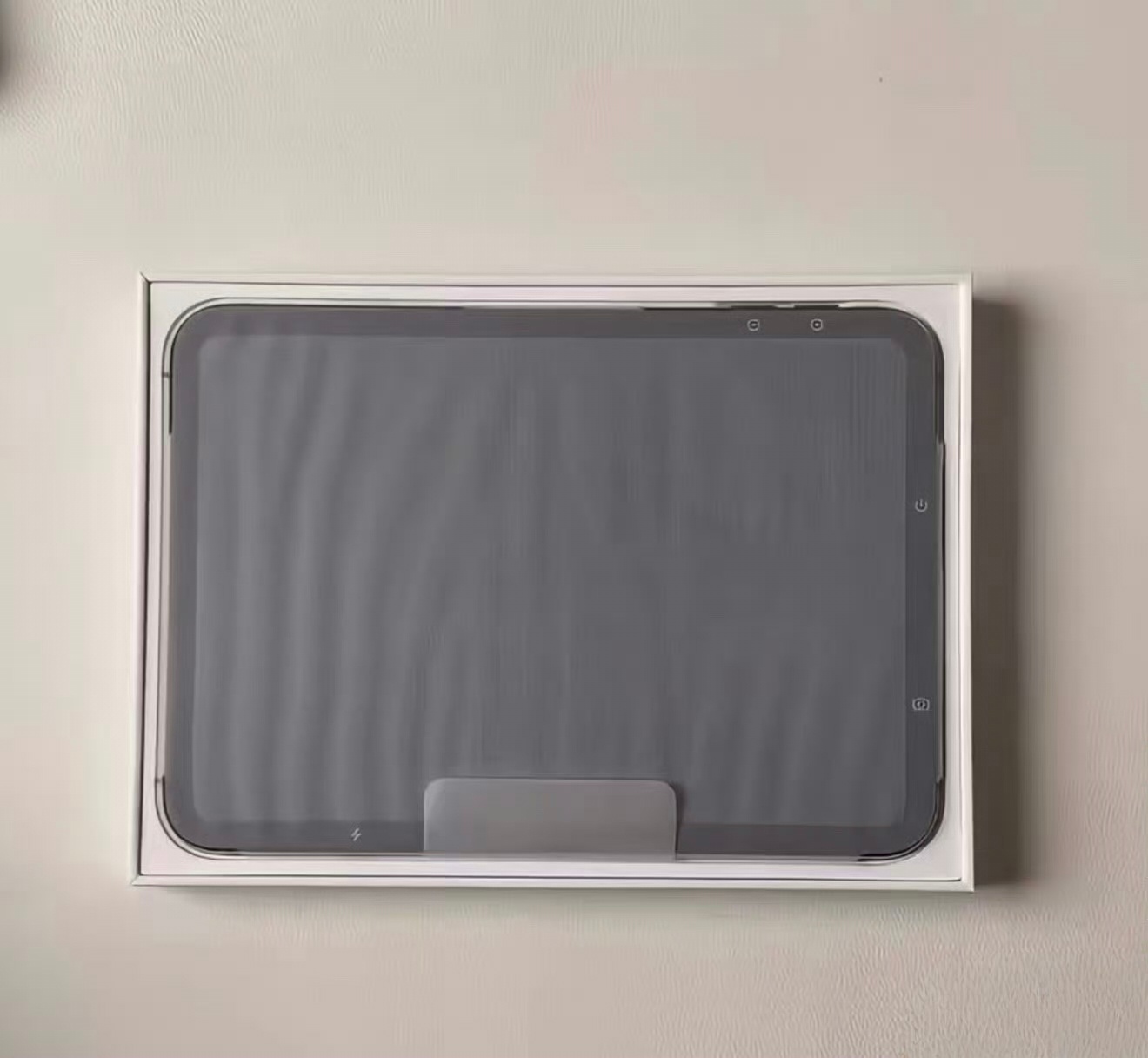 iPhone Duo 海外版本新机被提前泄露开箱，其实也蛮朴素的。iPhoneD