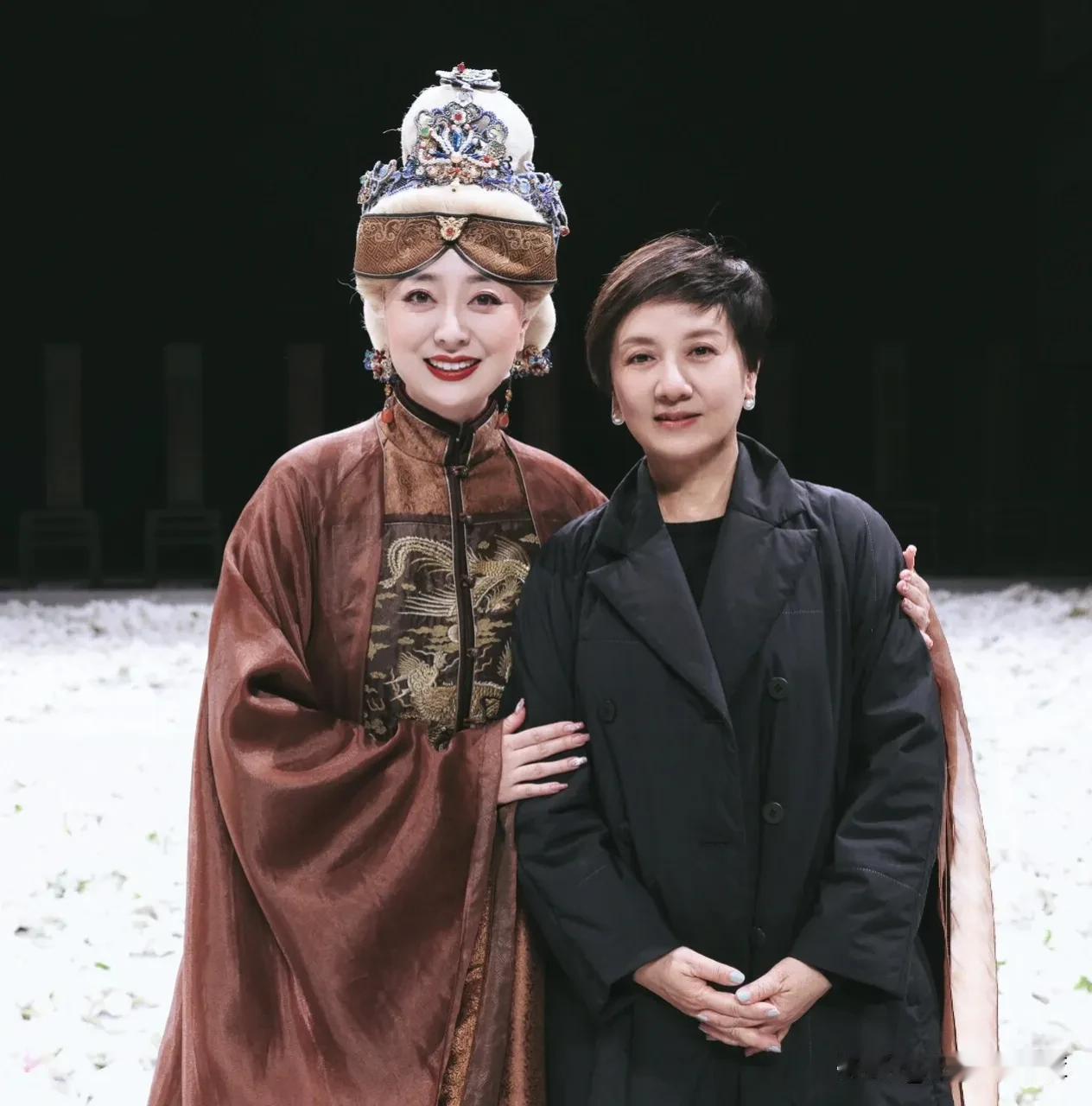 66岁邓婕近日与丈夫张国立一起观看话剧《红楼梦》~虽然已经年近70，但如今的邓婕