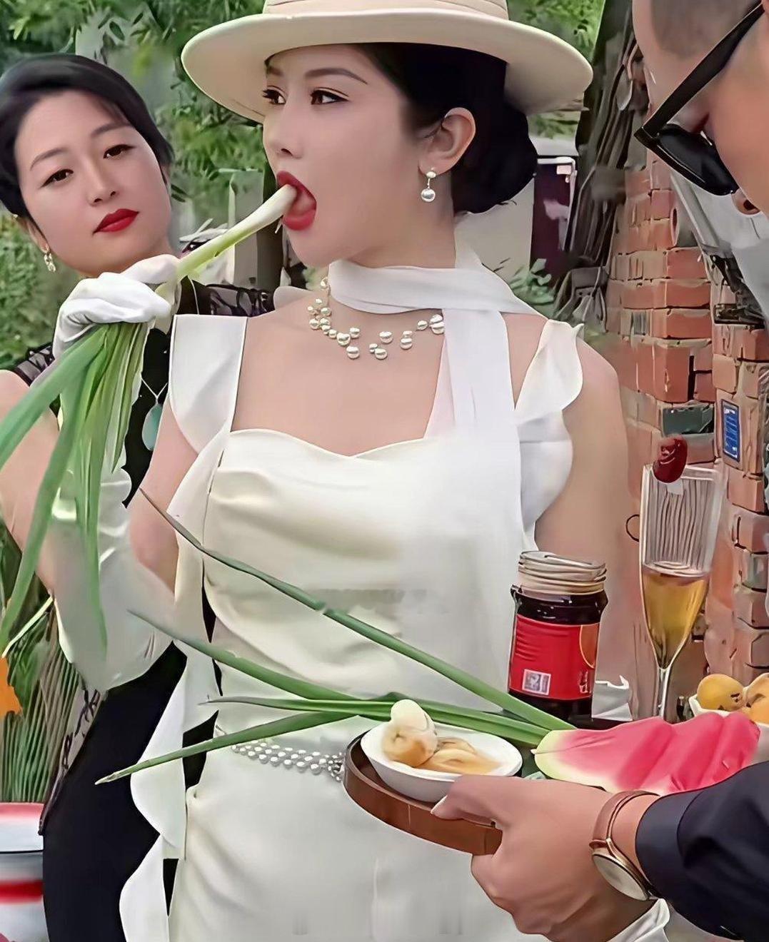 富婆回村视察，上完厕所吃大葱蘸酱，真接地气 