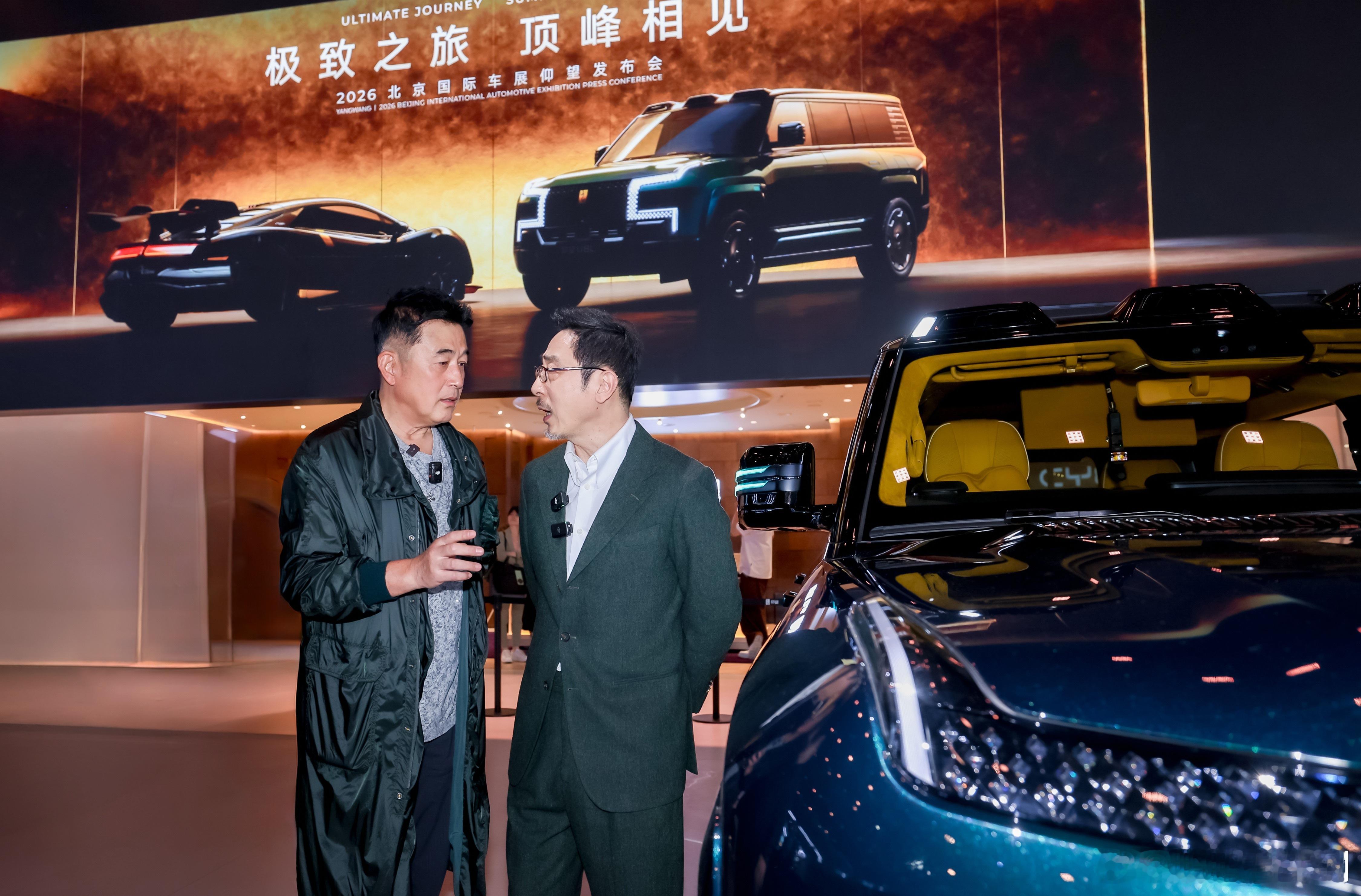 北京车展今天仰望展台围了里三层外三层，原来是《无证之罪》里的李丰田和《扫黑风暴》