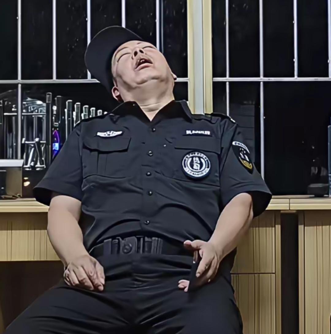 夜班保安只要白天睡足了晚上基本是不会犯困的，很多人值夜班被查到了，总推辞说是身体