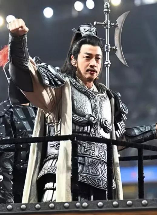 我问闺蜜，
何润东为什么不骑马扮项羽？
是因为年纪大了骑不动了吗？
他年轻时拍摄