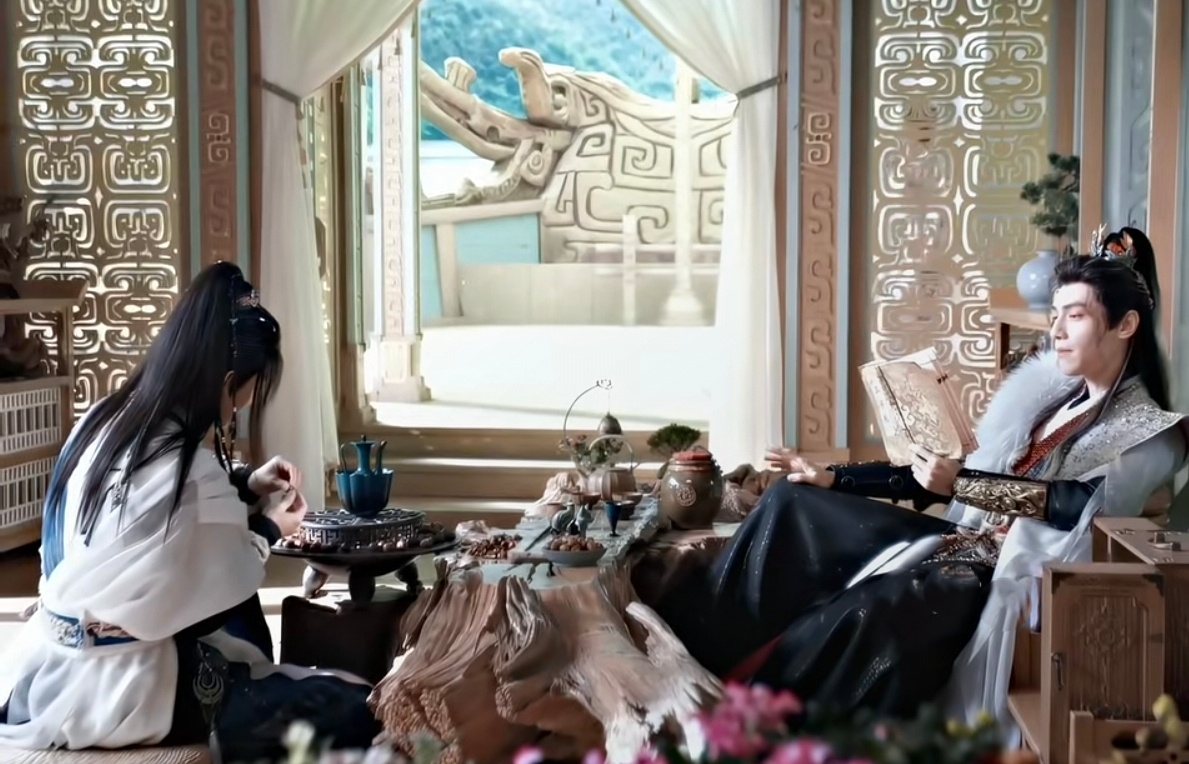 池云又当保安又当保姆 池云，你这班上的值啊！拿一份工资，干两份活儿。白天当保安，
