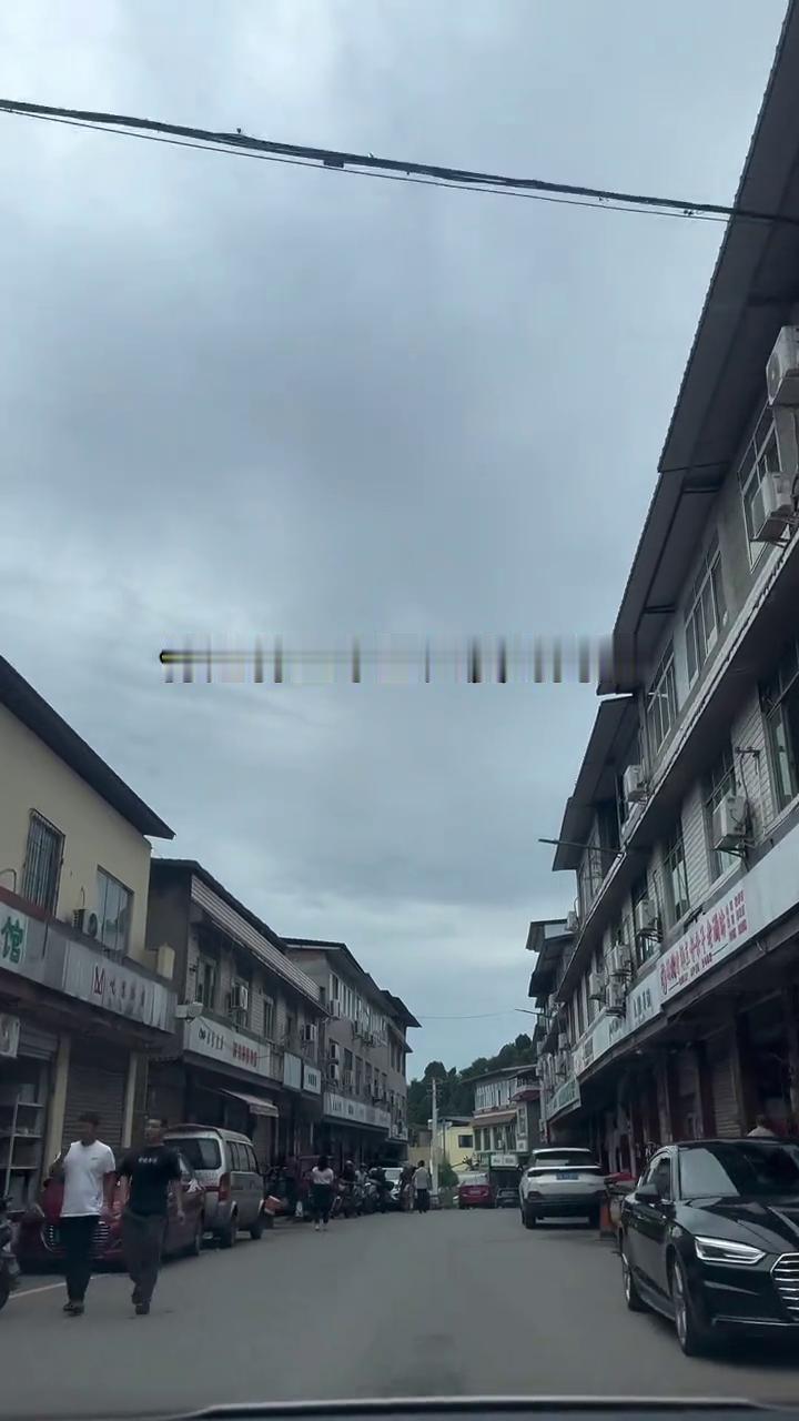 夏天到了，电车的优势真的就体现出来了。像这种三十五六度的高温，如果在太阳底下暴晒