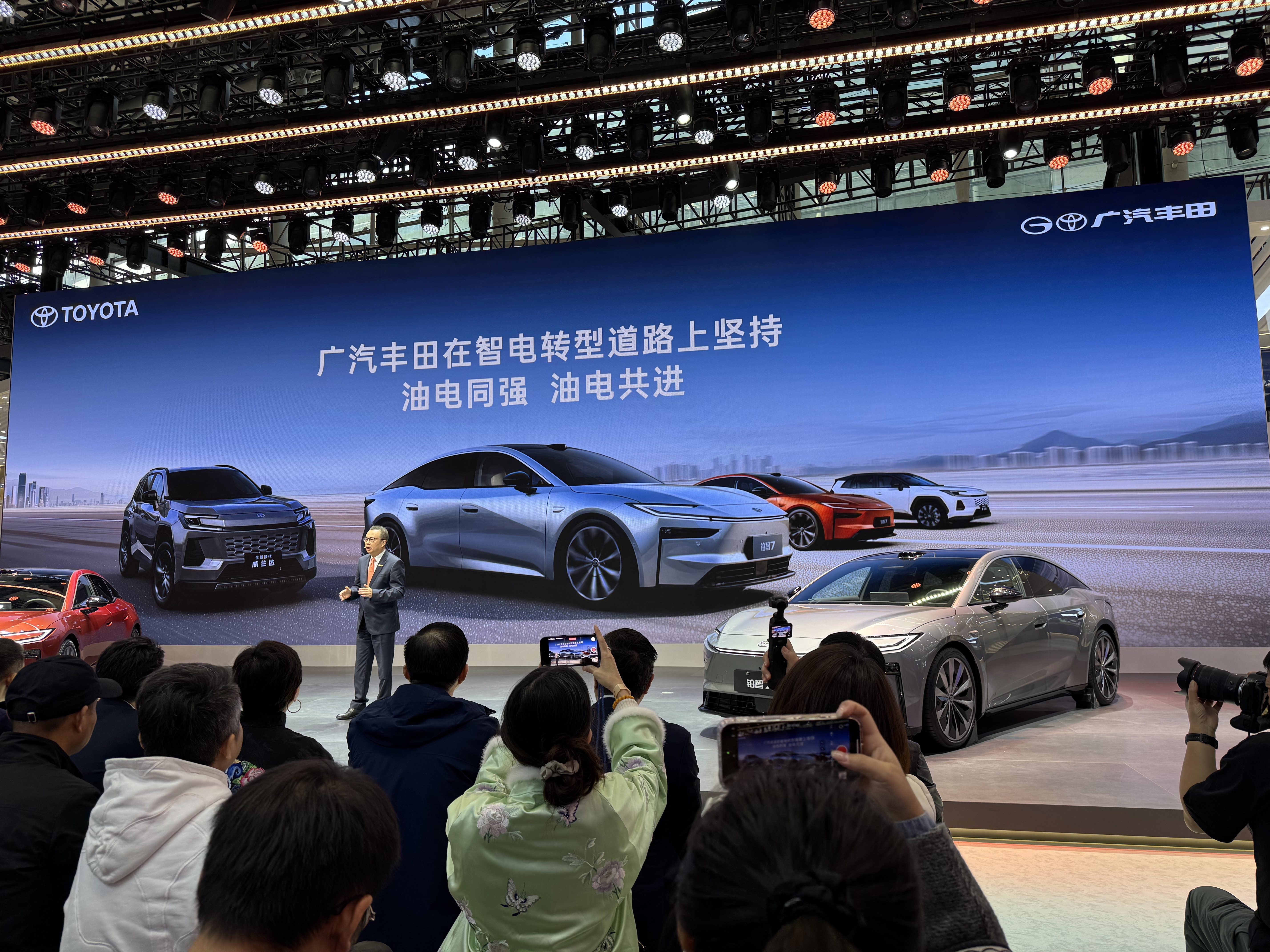 广汽丰田24小时内连发两款新车，一前一后，有油有电，目标是在 2028年全面冲刺