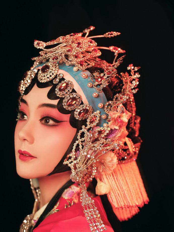 李一桐扮的是梁红玉李一桐梁红玉戏曲扮相《我不是大师》这个设定太戳我，李一桐以戏演