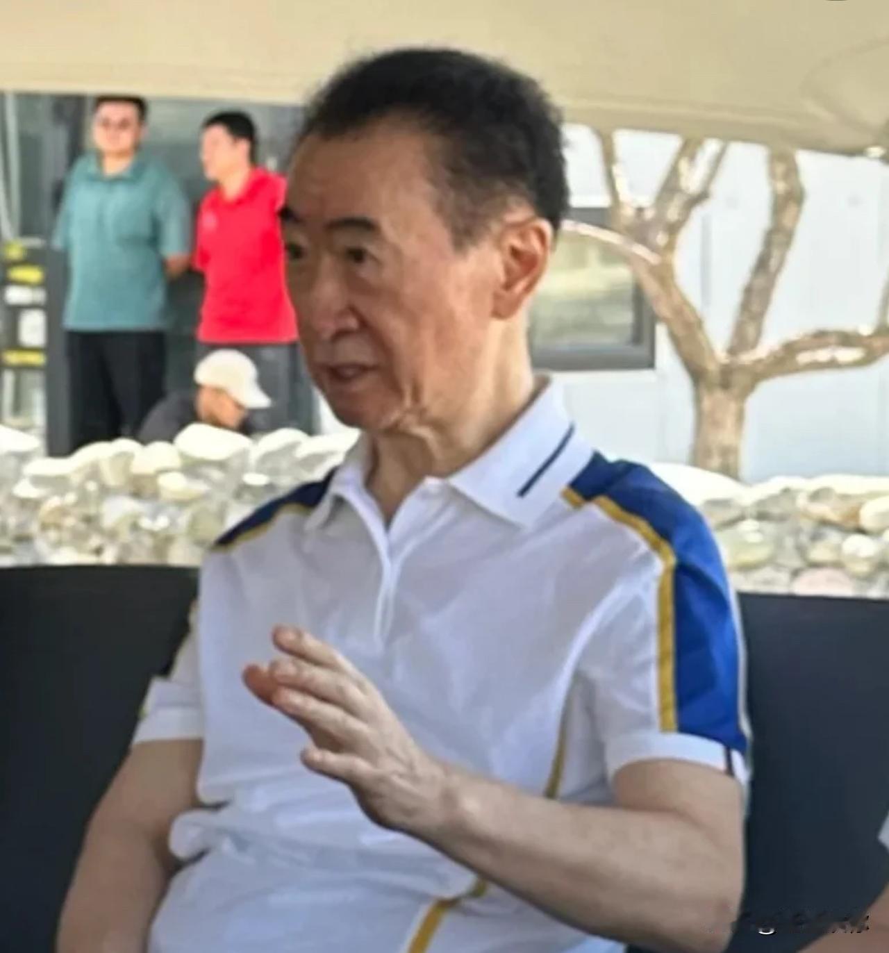 钱多难买老来瘦， 王健林应该没什么健康问题。

他虚岁已经72了，公众活跃的时候