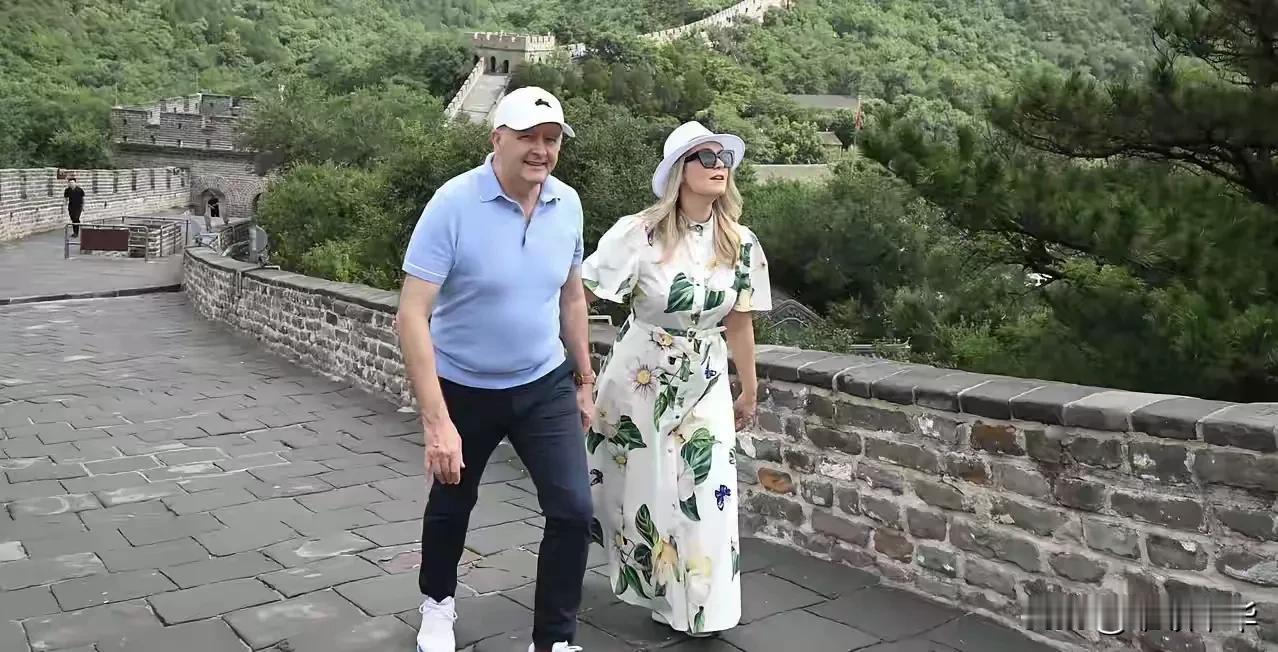 不到长城非好汉，澳大利亚总理在未婚妻子面前“暴露”出了好汉的本质，身穿休闲装陪伴