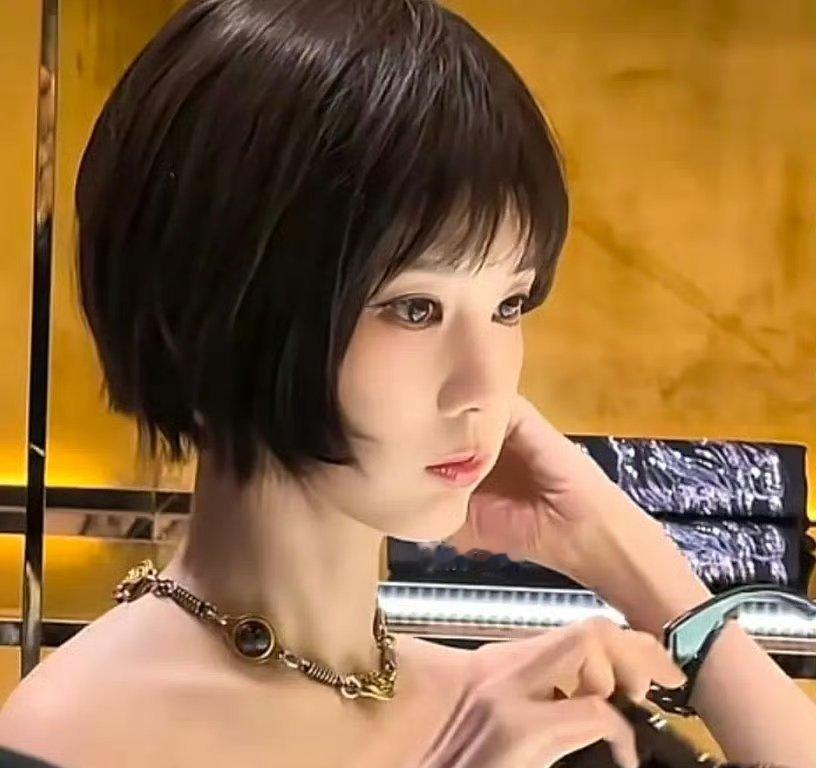 短发李一桐和白鹿还像吗？ 