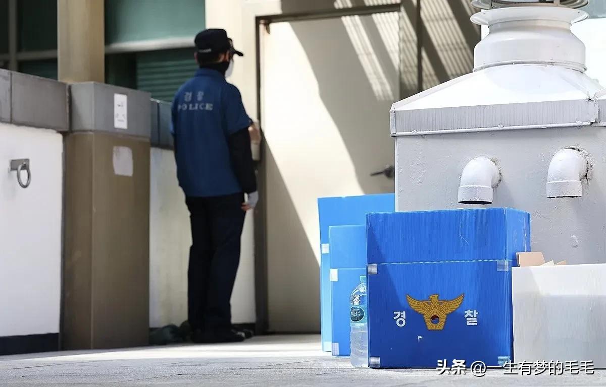 韩国警方对涉嫌违反《国家保安法》的左翼政党民众民主党党部实施搜查取证。17日，首