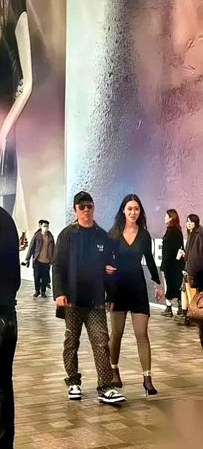 最近这事儿真挺让人无语的。
有人专门学王思聪的穿搭、走路样子，连出门排场都照着来
