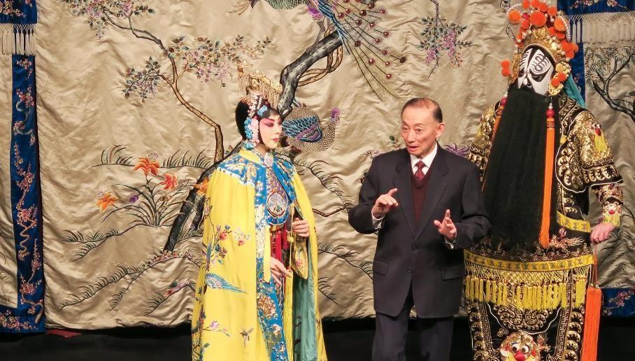 京剧大师梅葆玖恩爱陪伴妻子一生却没有子女，晚年时与二十只猫一起度过温馨时光！
1