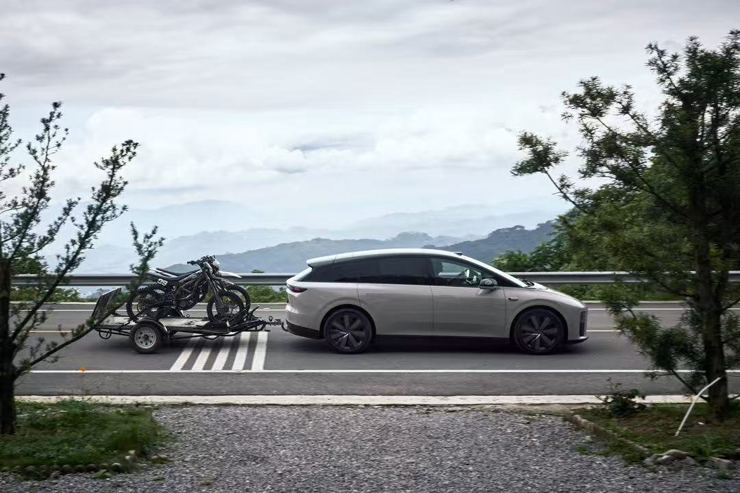 李想称理想L6无小订🚲 拖着自行车去赛里木湖骑行理想L6解锁骑行新方式原厂拖车