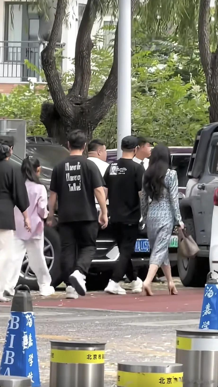 汪峰与森林北及其女儿在北京顺义区一国际学校门口被偶遇，森林北的身材简直一言难尽，